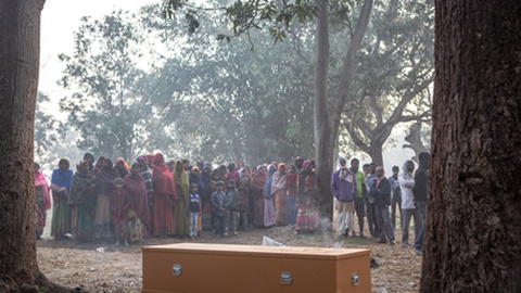 A Hummel diz que este torneio "custou a
vida a milhares de pessoas", mas números oficiais dizem que "três
trabalhadores morreram em acidentes de trabalho durante a construção dos oito
estádios". O nepalês Kripal Mandal terá sido um deles.&nbsp; Foto Sebastian
Castelier/Shutterstock.com