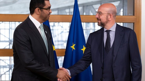 Sultan Ahmed Al Jaber em recente encontro com o presidente do Conselho Europeu, Charles Michel, em Bruxelas.&nbsp; &nbsp;Foto Alexandros Michailidis/Shutterstock.com