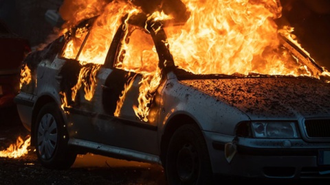 Fotografia ilustrativa de uma viatura em chamas.&nbsp; &nbsp;Foto Shutterstock