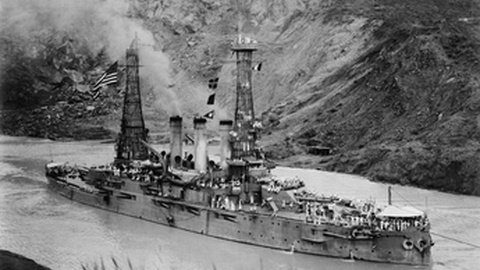 O 'USS Ohio', em Julho de 1915, a passar pelo Canal do Panamá, pouco menos de dois anos após o fim das obras executadas pelos Estados Unidos.&nbsp; Foto Arquivo/Shutterstock