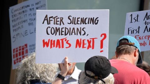 O programa de&nbsp;Jimmy Kimmel chegou a ser suspenso em Setembro, o que gerou alguns protestos.