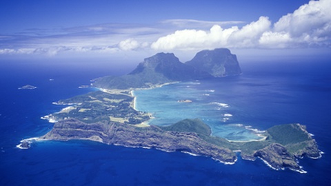 Também as autoridades australianas estão a confirmar o "risco iminente" de tsunami para a costa norte e, em particular, para a ilha de Lord Howe, a cerca de 550 quilómetros da Austrália.