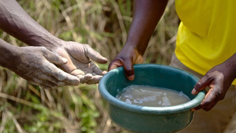 A falta de água potável é um dos factores que contribui para essa calamidade.&nbsp;