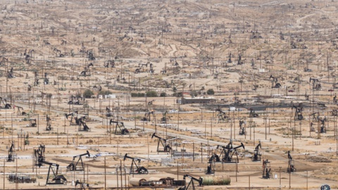 Campo de extracção de petróleo na Califórnia.&nbsp; &nbsp;Foto Shutterstock