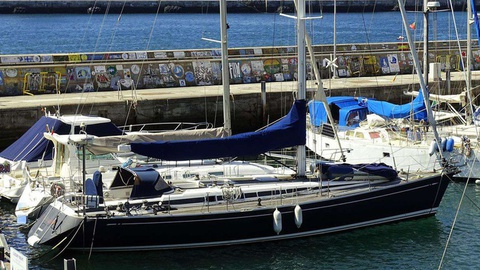 O veleiro 'Quero-Quero', que foi alvo de furto da Marina do Funchal e recuperado no Porto Novo pela Polícia Marítima. FOTO SÉRGIO FERREIRA