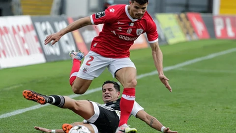 Rafael Ramos [em cima] numa disputa de bola como jogador do Santa Clara, em 2021.&nbsp;