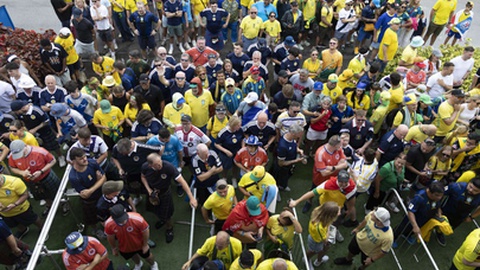 Adeptos chegam ao estádio para o jogo do Mundial entre Escócia e Brasil.