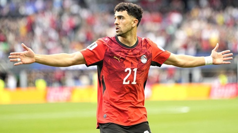 Mahmoud Saber do Egito festeja após marcar o primeiro golo no jogo contra o Irão.