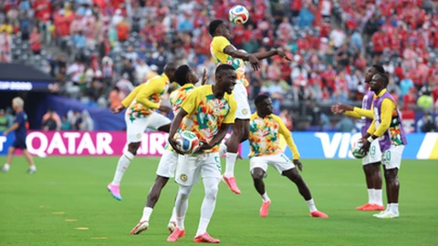 Jogadores do Senegal aquecem antes do jogo do Mundial 2026 frente à Noruega.