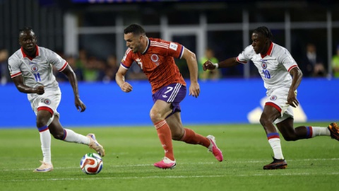 John McGinn, da Escócia, disputa a bola com Louicius Deedson e Jean-Ricner Bellegarde, do Haiti.