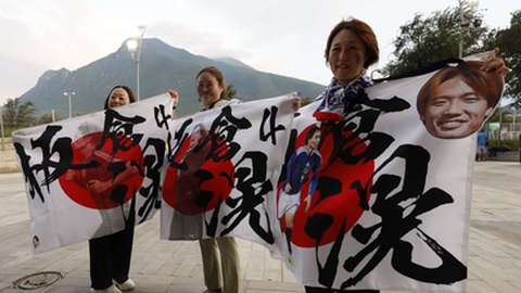 Adeptos japoneses posam para fotografia antes do jogo entre Tunísia e Japão no Mundial 2026.