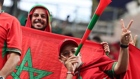 Adeptos de Marrocos festejam antes do jogo da fase de grupos do Mundial 2026 frente ao Haiti.
