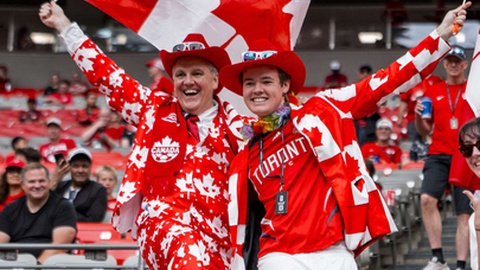 Adeptos do Canadá apoiam a equipa antes do jogo frente ao Catar no Mundial 2026.