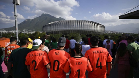 Adeptos dos Países Baixos posam antes do jogo entre Países Baixos e Marrocos no Mundial 2026.