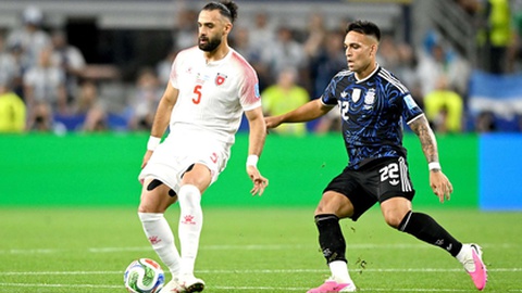 Lautaro Martínez, da Argentina, disputa a bola com Yazan Al-Arab, da Jordânia, no Mundial 2026.