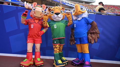 Mascotes do Mundial 2026 do Canadá, México e Estados Unidos posam antes do Equador-Curaçao.