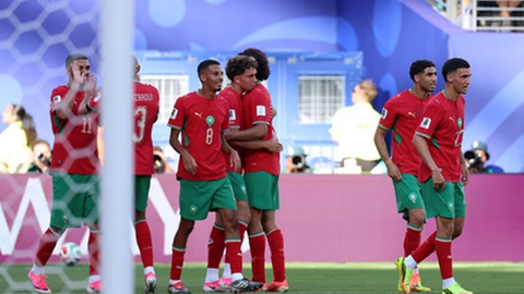 Ismael Saibari celebra com os colegas após marcar por Marrocos frente ao Brasil.