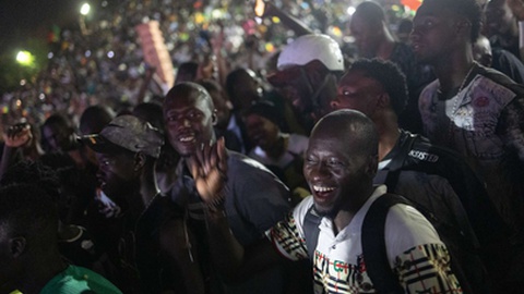 Adeptos senegaleses reagem ao ver o jogo Senegal-Bélgica do Mundial 2026 numa zona de adeptos em Dacar.