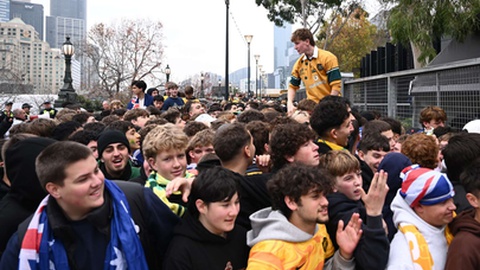 Adeptos da Austrália reúnem-se em Melbourne para ver o jogo do Mundial frente ao Paraguai.