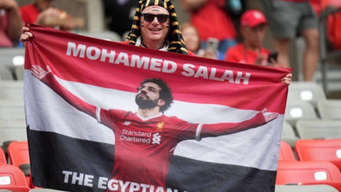 Adepto do Egito segura bandeira com imagem de Mohamed Salah antes do jogo com a Nova Zelândia.