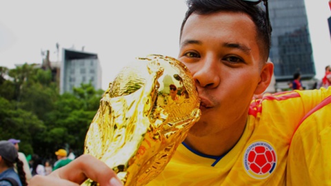 Adepto colombiano posa antes do jogo do Mundial contra o Usbequistão, na Cidade do México.