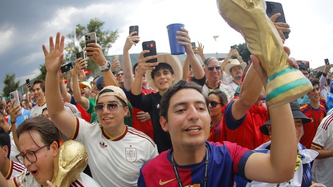 Adeptos do Uruguai e da Espanha festejam antes do jogo entre as duas seleções no Mundial 2026.