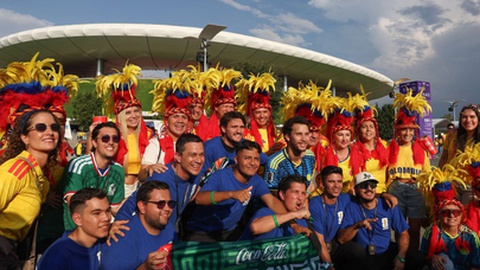 Adeptos da Colômbia posam antes do jogo do Mundial 2026 frente à RD Congo.