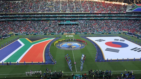 Coreia do Sul e África do Sul reúnem-se no círculo central antes do jogo do Mundial 2026.