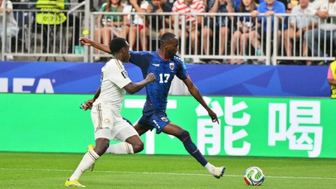Willy Semedo, de Cabo Verde, disputa a bola com Saud Abdulhamid, da Arábia Saudita, no Mundial 2026.