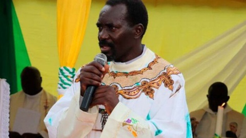 O sacerdote missionário católico Josiah K'Okoal foi encontrado enforcado num bosque.