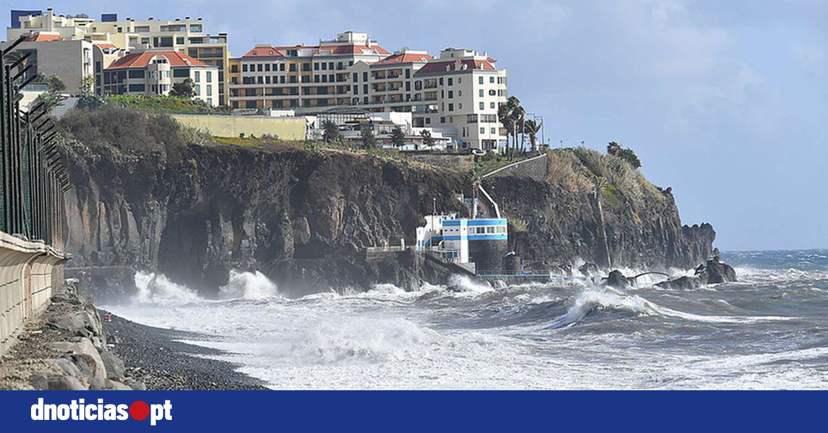 Severe Weather Alert: Strong Winds and High Waves Threaten Funchal Coast