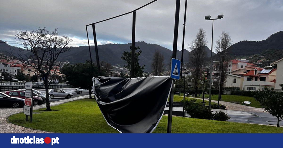 Strong Winds Cause Election Posters to Fall Across Madeira