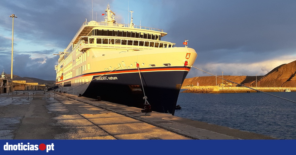 Passageiro de navio sentiu-se mal e foi transportado para a Madeira