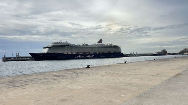 Navio 'Mein Schiff 6' traz 3.600 para passar a noite no Funchal