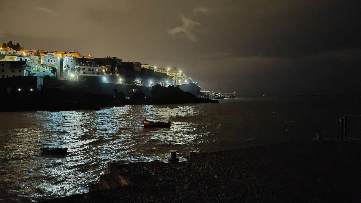 A poluição luminosa é notória em muitos pontos da costa madeirense.&nbsp;