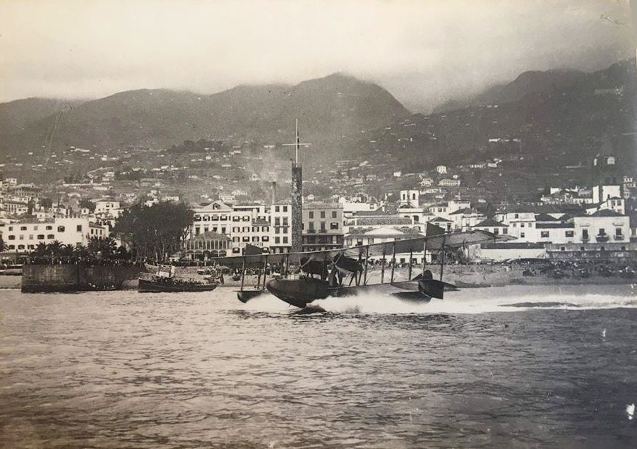 O avião de Gago Coutinho e Sacadura Cabral na baía do Funchal, a 22 de Março de 1921. A viagem Lisboa–Funchal, realizada também por Ortins de Bettencourt e pelo mecânico francês Roger Soubiran, serviu de ensaio para a travessia aérea do Atlântico Sul, concretizada pelos dois aviadores no ano seguinte