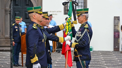O coronel Marco Nunes passa o estandarte nacional ao seu sucessor, na cerimónia de posse que decorreu no Funchal.