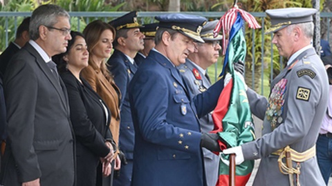 O&nbsp;Chefe do Estado-Maior-General das Forças Armadas passou o estandarte nacional do COM ao Major-General Gilberto Lopes Garcia.