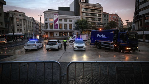 As tendas dos manifestantes foram retiradas da Praça D. João I no Porto após vários avisos das autoridades. O grupo que estava há uma semana ali acampado, em protesto pela falta de habitação, decidiu esta madrugada desmontar o acampamento perante a ameaça de uma intervenção policial.&nbsp;