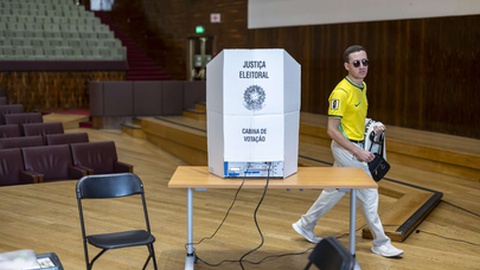 Cidadãos brasileiros votam para a segunda volta das eleições do Brasil, na Cidade Universitária, em Lisboa. FOTO JOSÉ SENA GOULÃO/LUSA