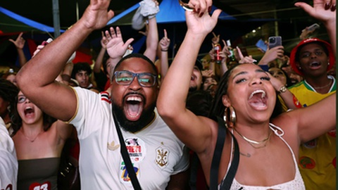 Apoiantes de Lula da Silva festejam a reeleição no Rio de Janeiro. FOTO ANDRÉ COELHO/EPA