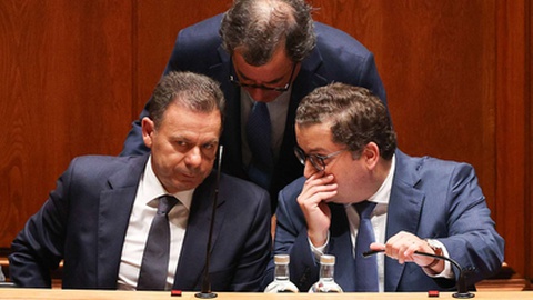 Primeiro-ministro Luís Montenegro e ministro das Finanças, Joaquim Miranda Sarmento, ambos sentados, e o ministro da Economia e Coesão Territorial, Manuel Castro Almeida, de pé.&nbsp; Foto&nbsp;ANDRÉ KOSTERS/Lusa/EPA