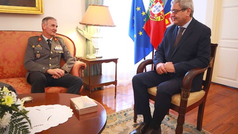 O major-general apresentou cumprimentos a Irineu Barreto.