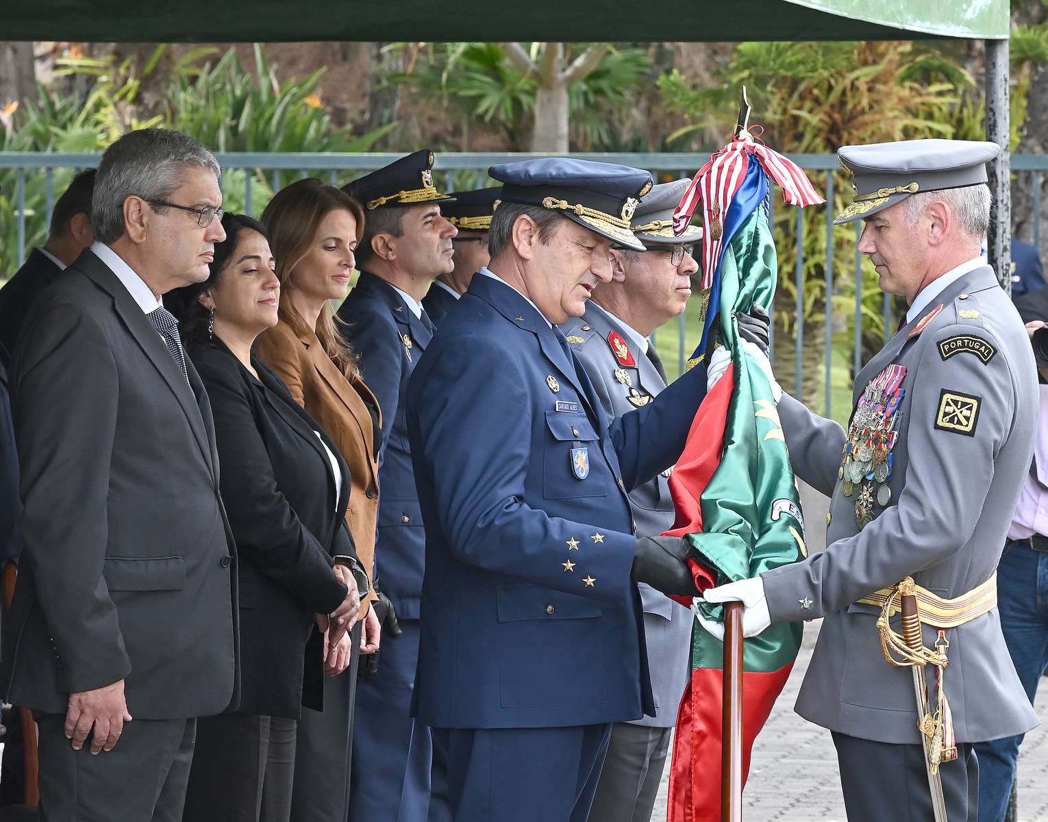 O&nbsp;Chefe do Estado-Maior-General das Forças Armadas passou o estandarte nacional do COM ao Major-General Gilberto Lopes Garcia.