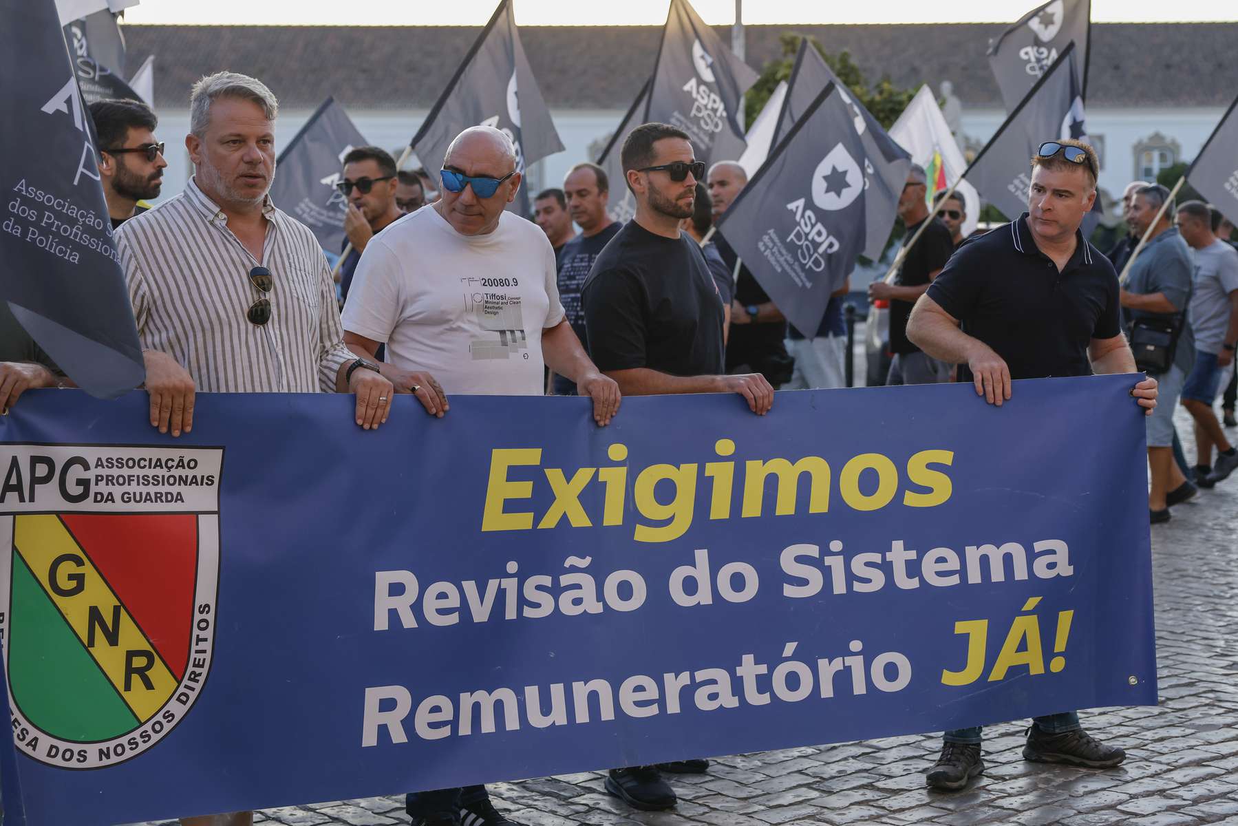 Decorreu hoje, em Faro, o protesto "Por um Portugal seguro para todos", uma de várias acções de protesto que decorrem por todo o País, convocadas pela Associação dos Profissionais da Guarda (APG/GNR) e pela Associação Sindical de Profissionais de Polícia (ASPP/PSP).&nbsp;