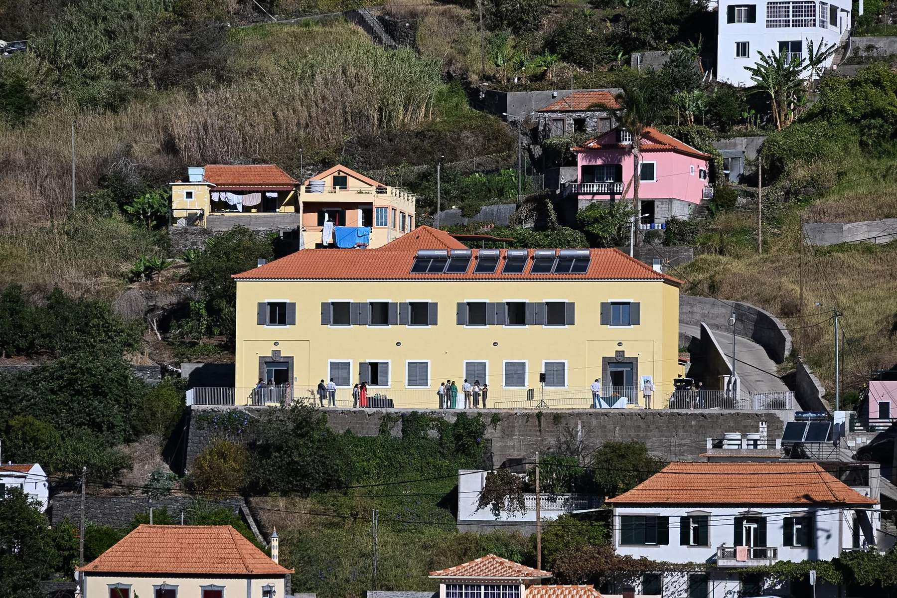 Miguel Albuquerque abordou o assunto na visita que fez a uma antiga escola no Campanário que será transformada em habitação social.&nbsp;